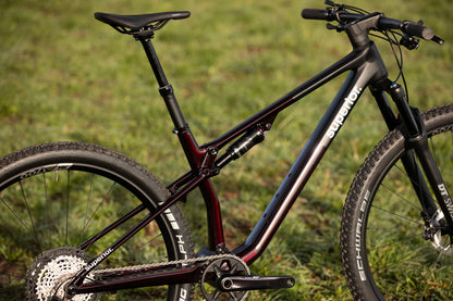 XF 9.5 Team / Gloss Red Carbon / Black